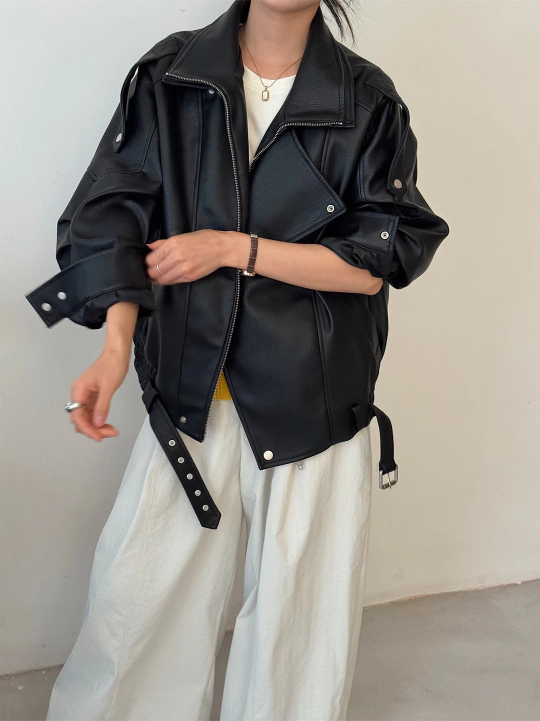 Ayollar uchun PU teri biker kurtkasi: qaytarma yoqa, uzun yeng, bo'sh (oversize) kesim, fermuar, kuz-qish 2026