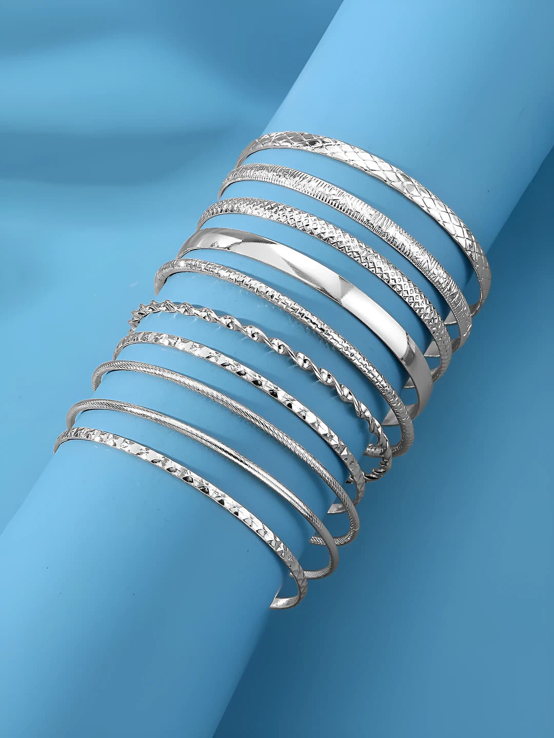 Ayollar uchun retro uslubdagi romb shaklidagi o'rma to'quvli yaltiroq yuza liqit metall bangle to'plami (10 dona)