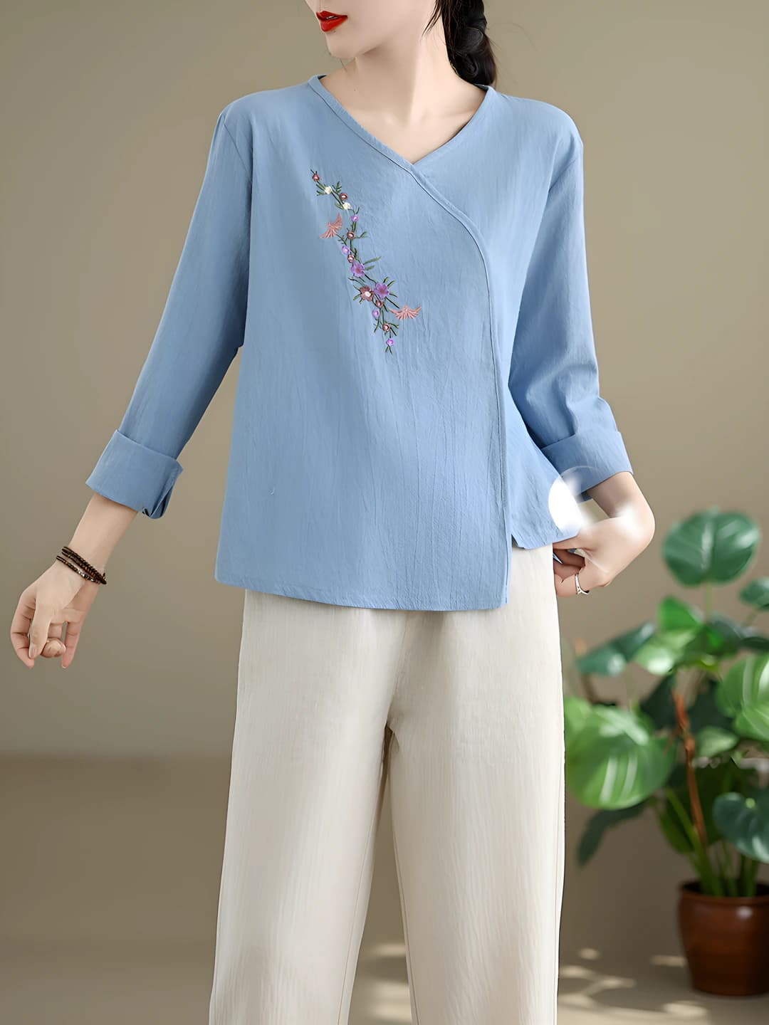Women's plus size loose fit retro embroidered V-neck long sleeve t-shirt for spring-autumn