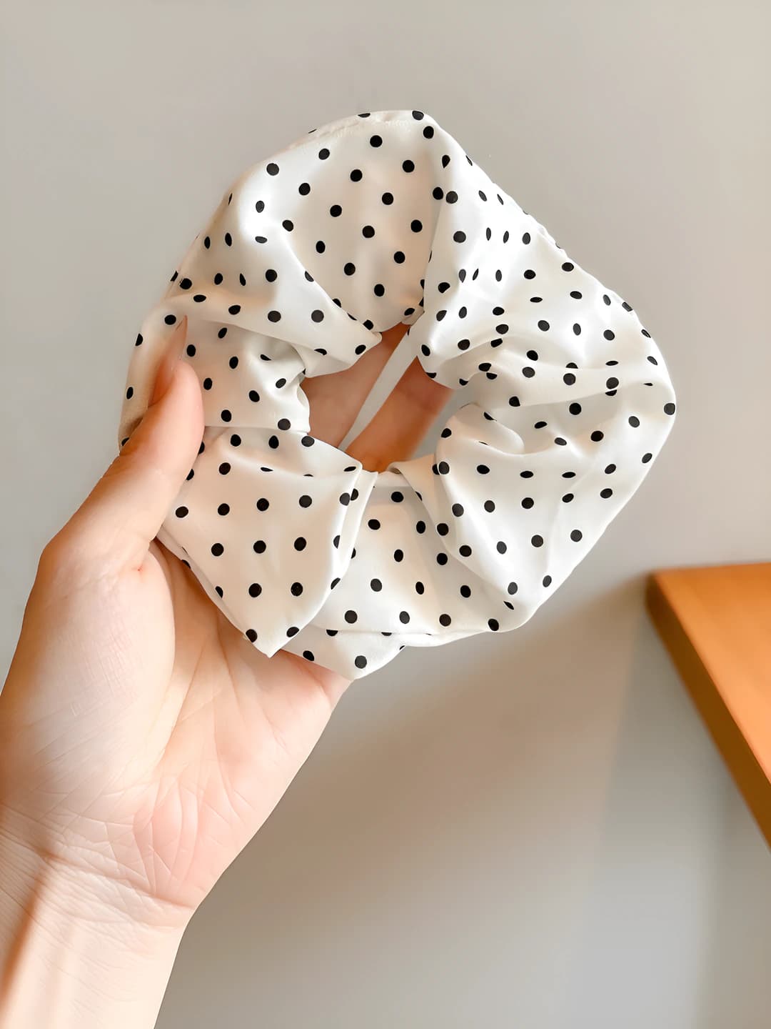 White polka dot, 11 cm