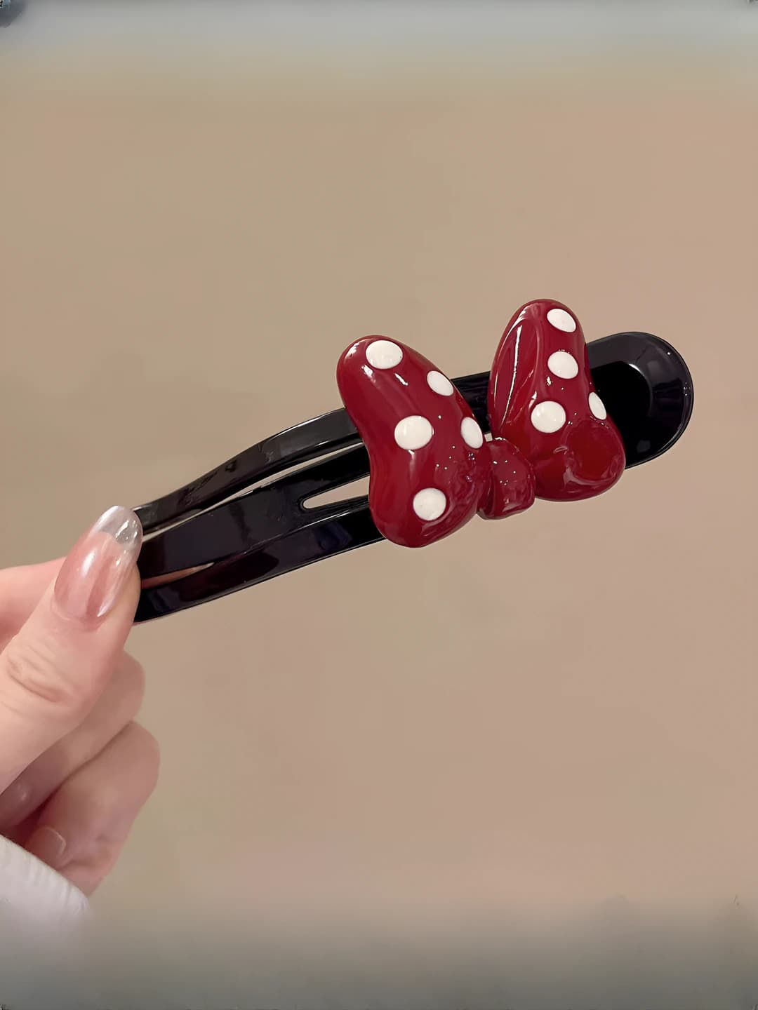 Qizil bowtie, qora klips