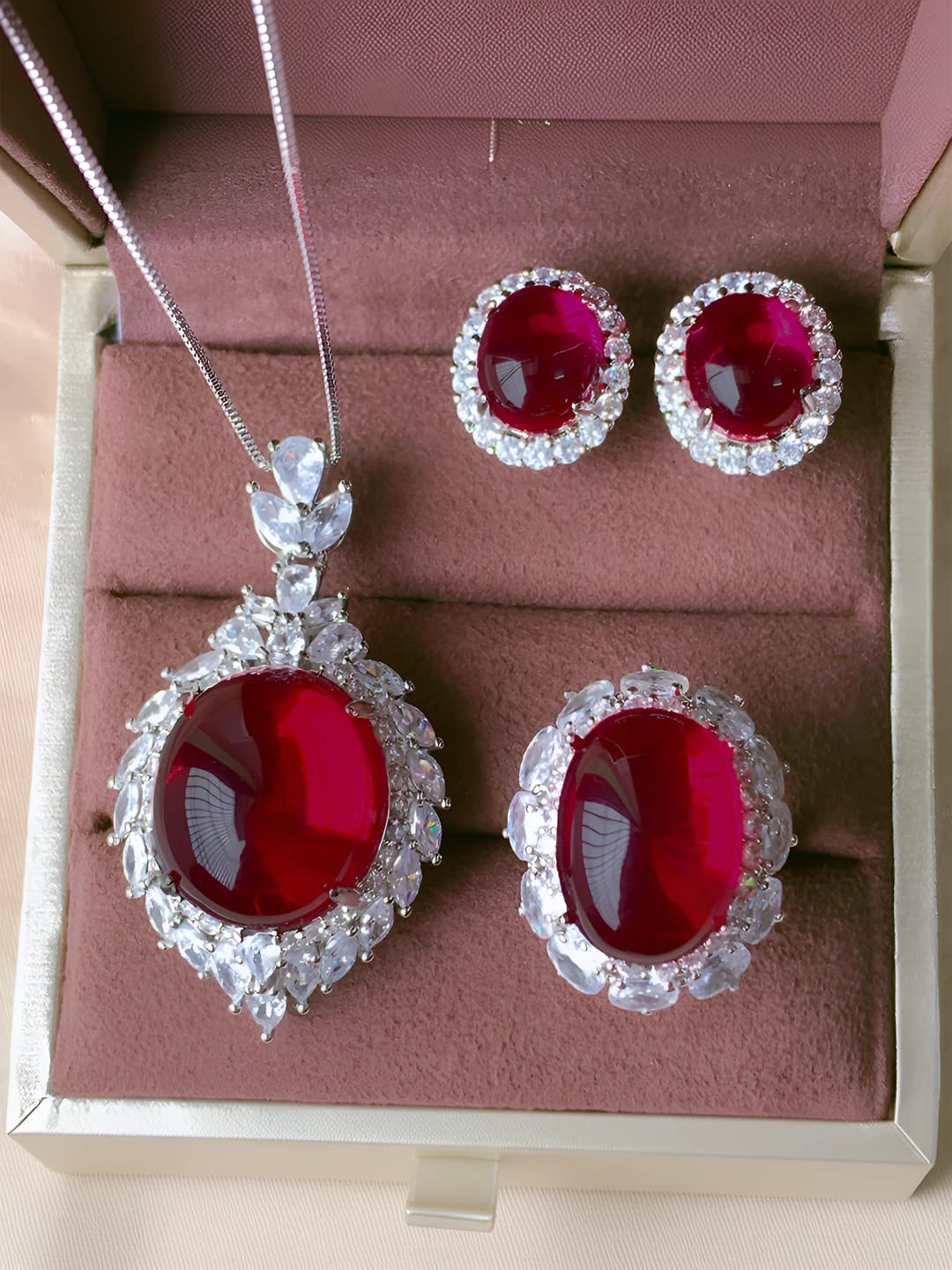 Ayollar uchun 18*20 mm va 13*18 mm o'lchamdagi qizil rangdagi korund toshli yengil lyuks to'plam (bo'yoq va halqa)