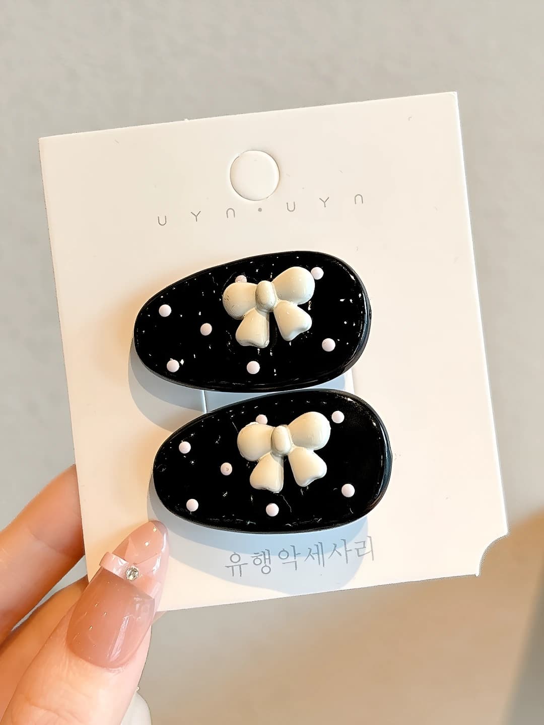 Black clip, white bow 4 cm
