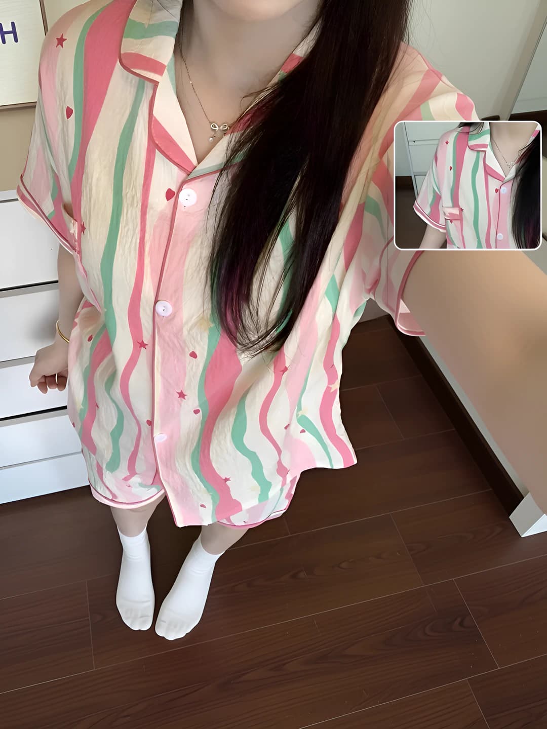 Ayollar uchun yozgi chiziqli pijama to'plami: yupqa, bo'sh (oversize), qaytarma yoqali, kalta yengli va shortili uy kiyimi