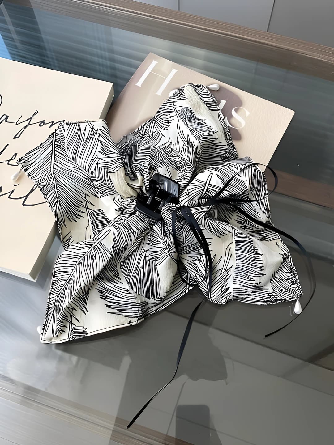White graffiti (hair clip)
