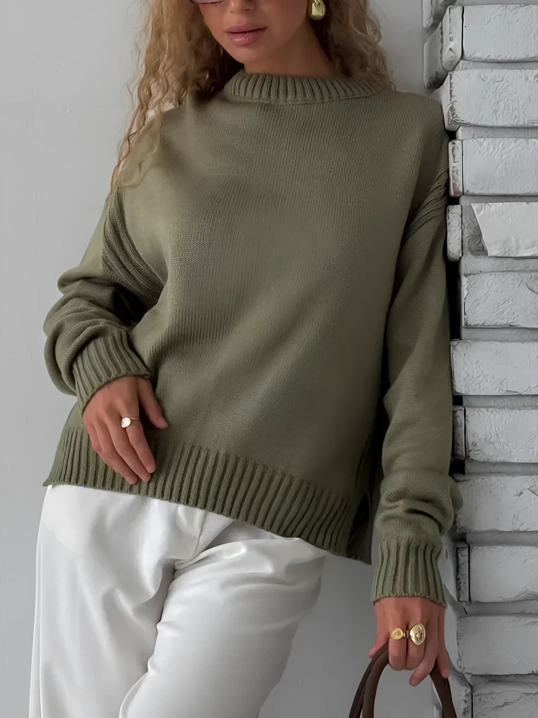 Ayollar uchun kuz-qish trikotaj sviter, dumaloq yoqa, uzun yeng, bo'sh (oversize) kesim, bir rangli, 50-65 sm uzunlik