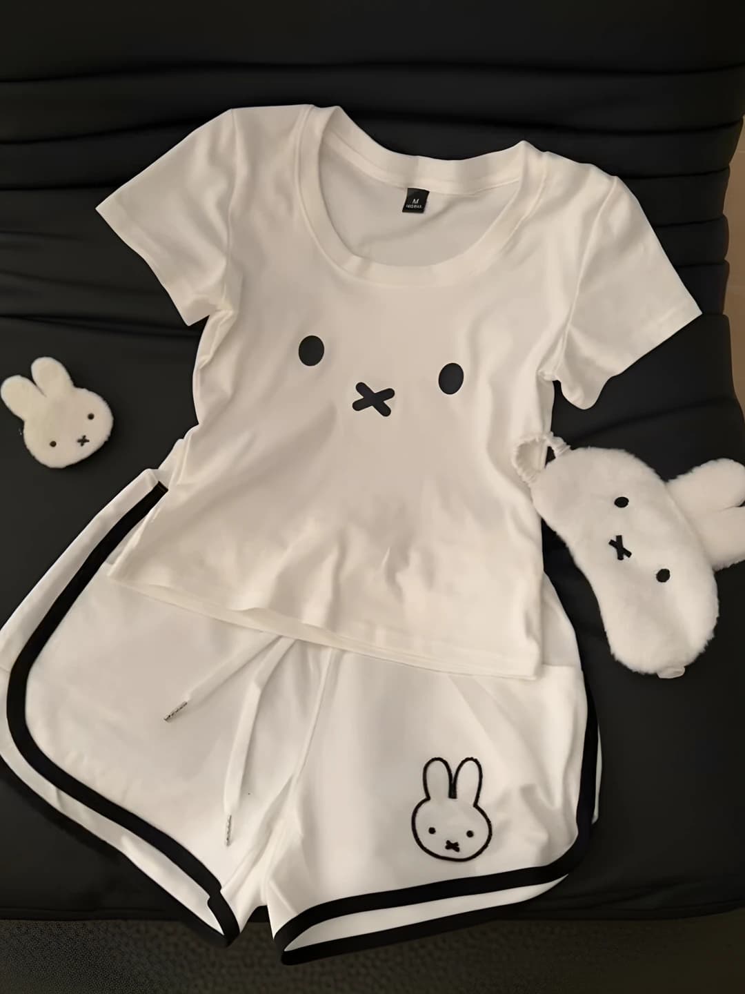Ayollar uchun yozgi Miffy qo‘ng‘iroqchisi tasvirlangan dumaloq yoqali, kalta yengli T-shirt va shorti to‘plam (pijama)