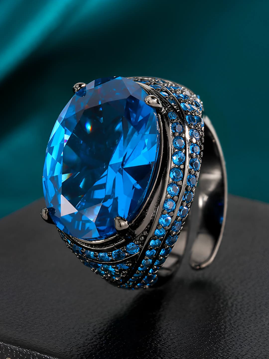 Qora-oltin-ko'k spinel halqa