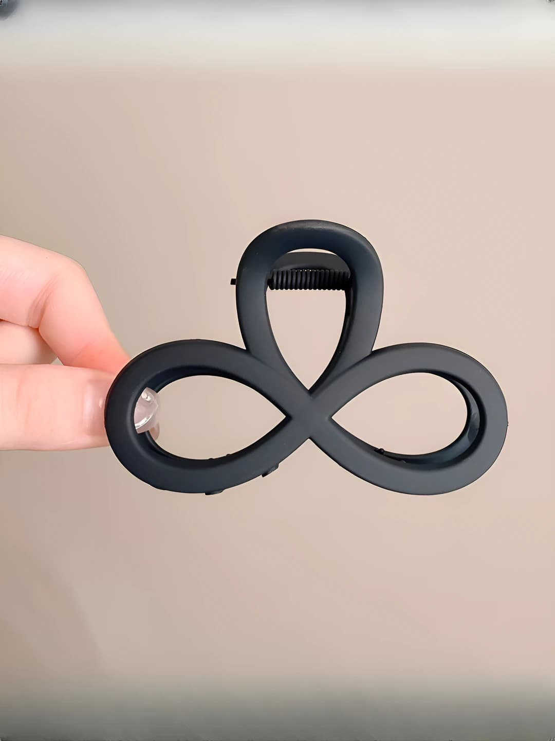 Black 8-shaped clip 8 cm