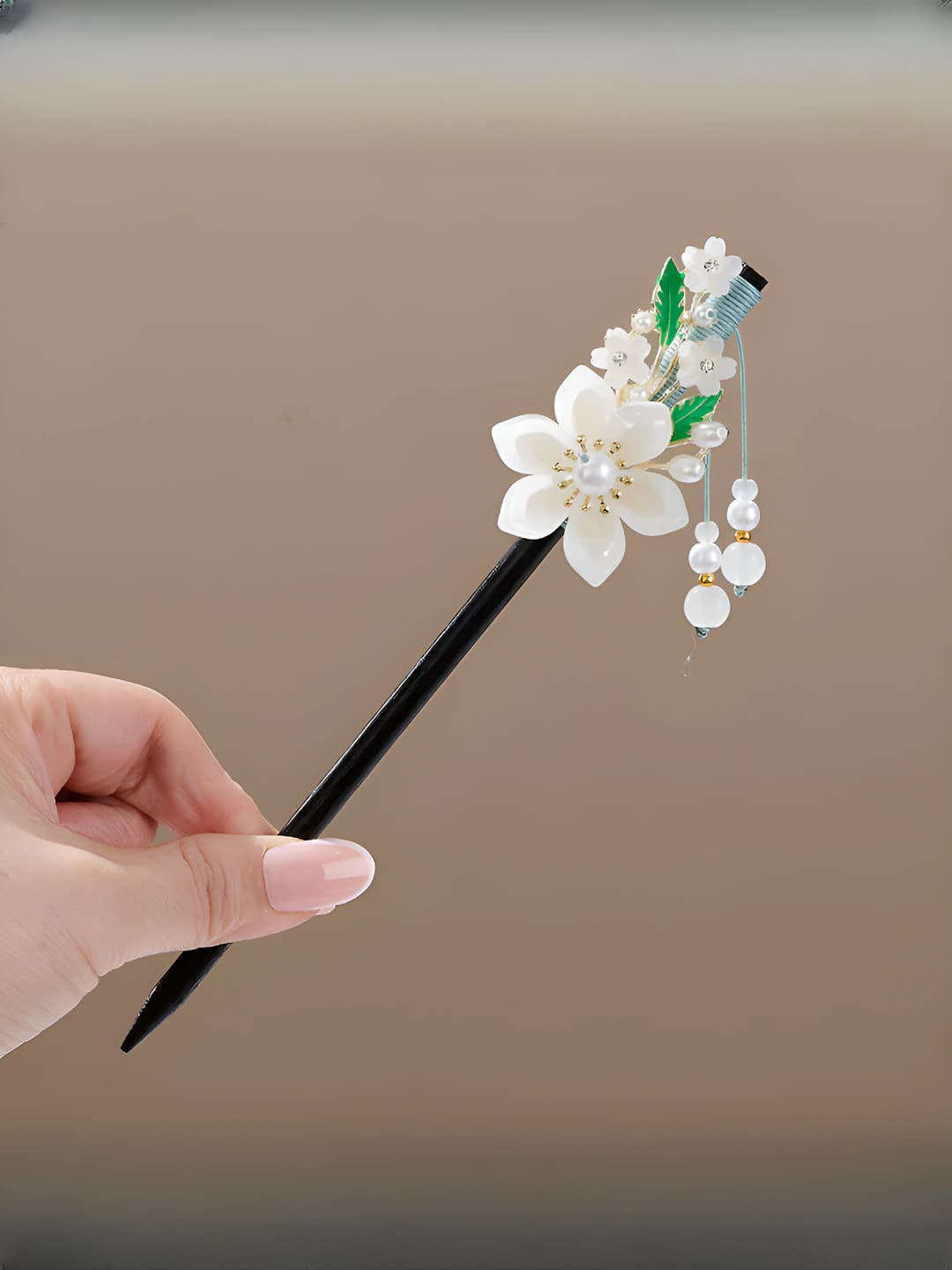 Six-petal flower white