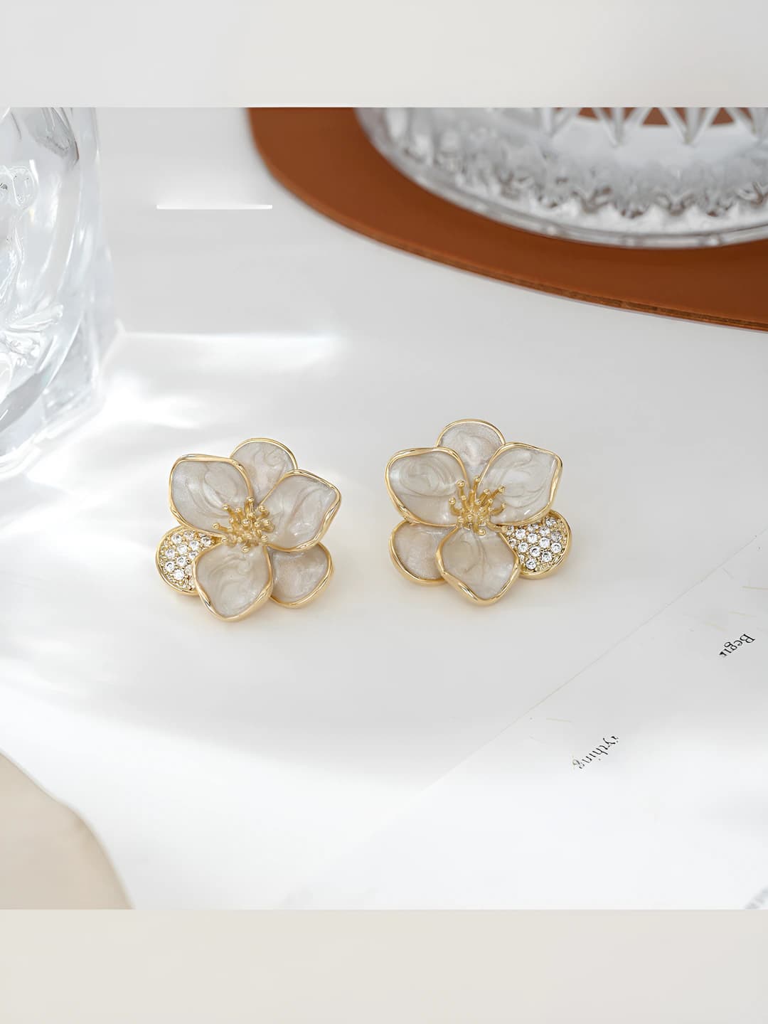 Ayollar uchun g'ishtli zirkonli gullar emal stud quloqchinlari