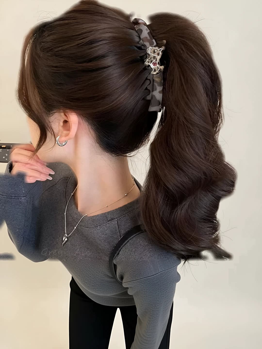 A Holds tight: Grey leopard mini banana 1 pc