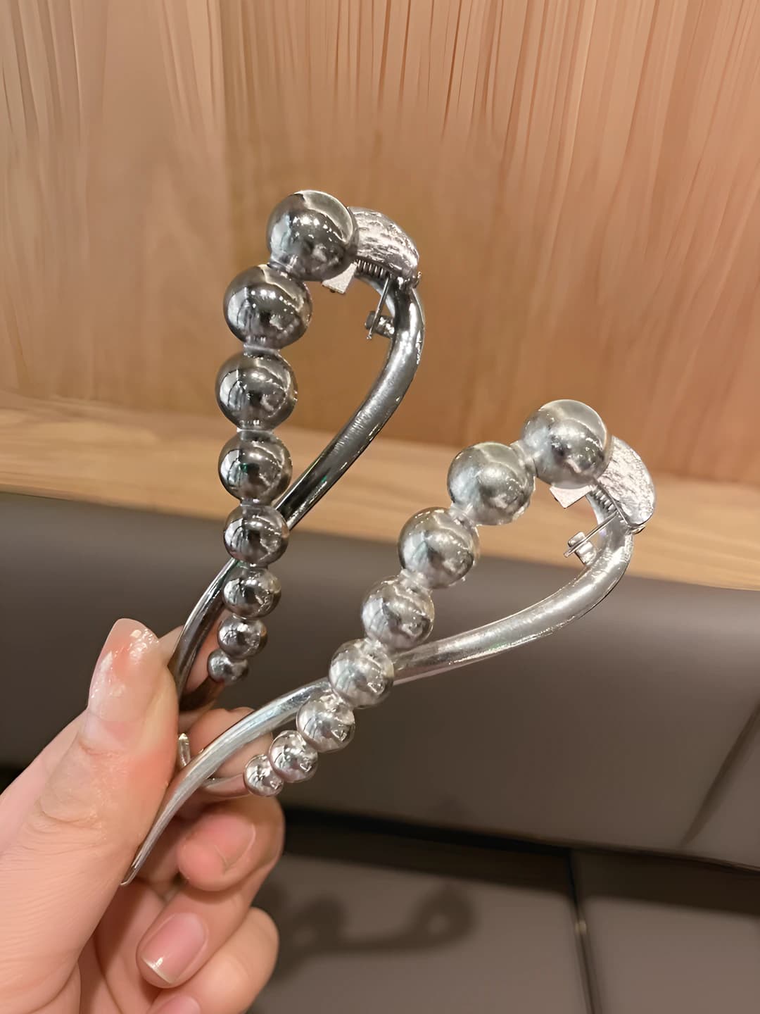Ayollar uchun metall qurbaqa toʻgʻnagʻichli soch toʻgʻnagʻichlari va taroqlar, katta oʻlchamli burilish toʻgʻnagʻich, oddiy va nafis dizayn