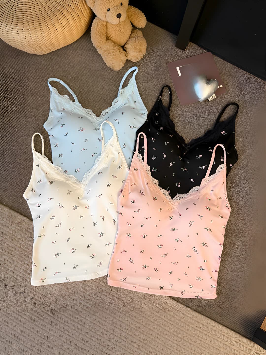 Women's lace floral sleeveless slim fit V-neck tank top with built-in bra