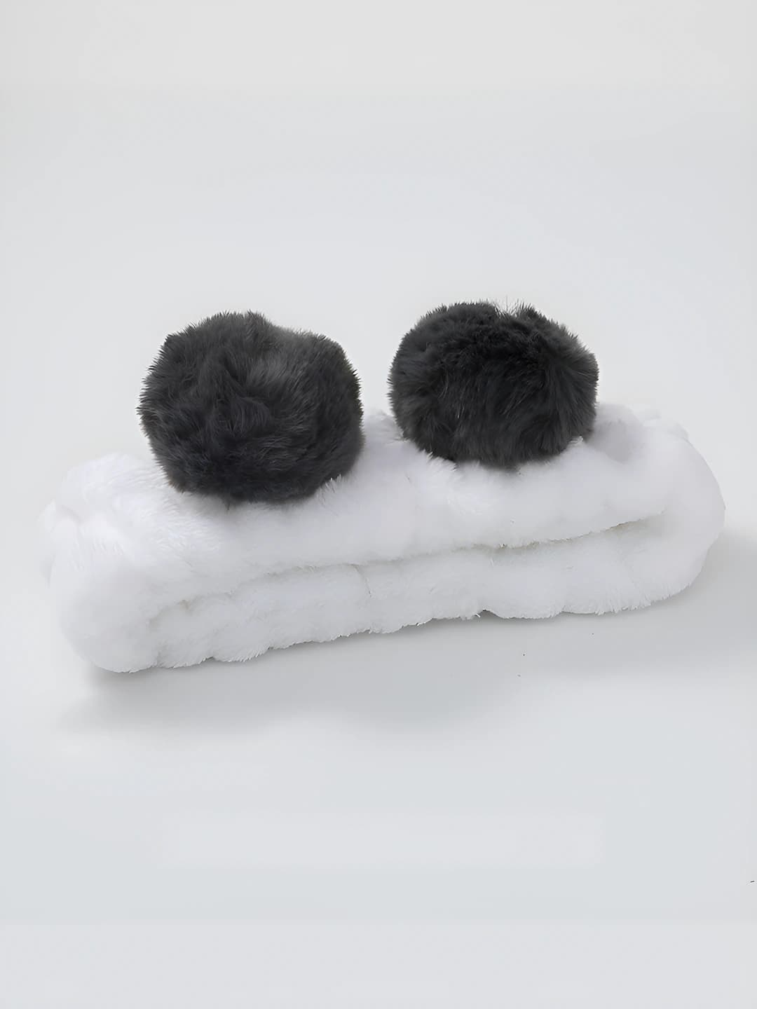31# Black pom-pom Q