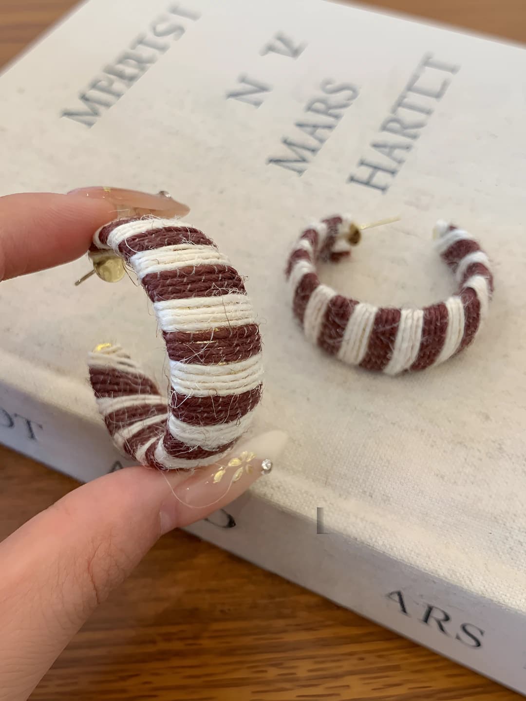 BYQ6 [4 cm] White & brown hoop earrings