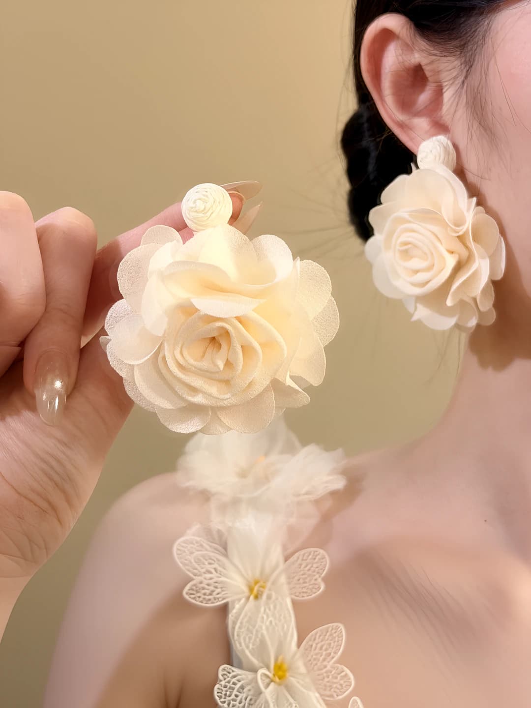 Beige fabric rose studs - 6.3 cm
