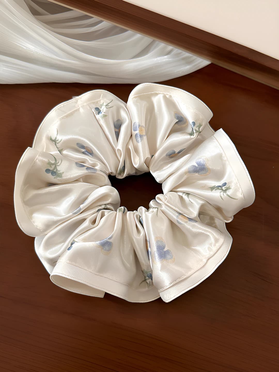 1# Small orchid satin scrunchie ~14 cm