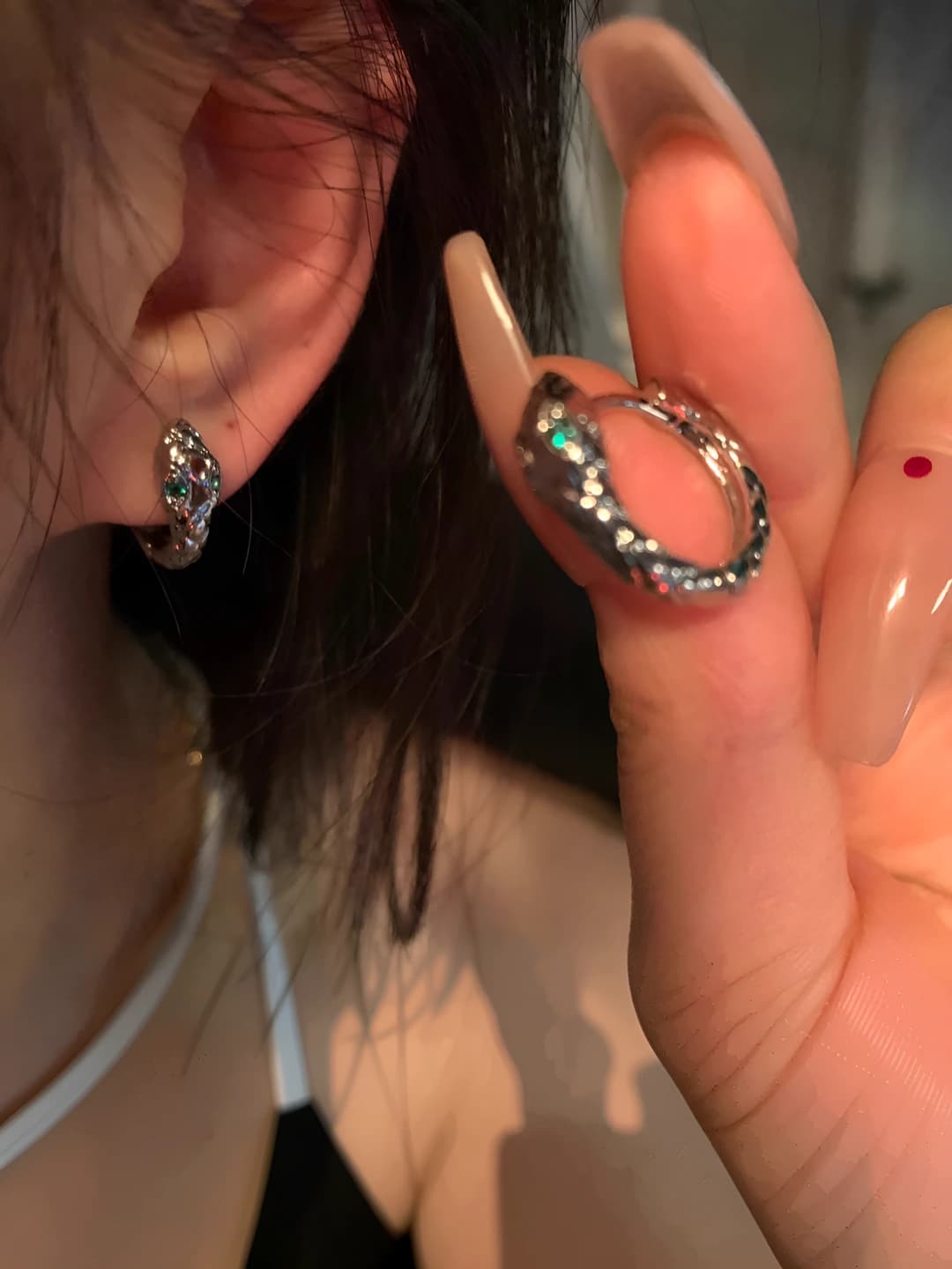 Women's green sparkling snake-shaped clip-on earrings, simple and versatile design