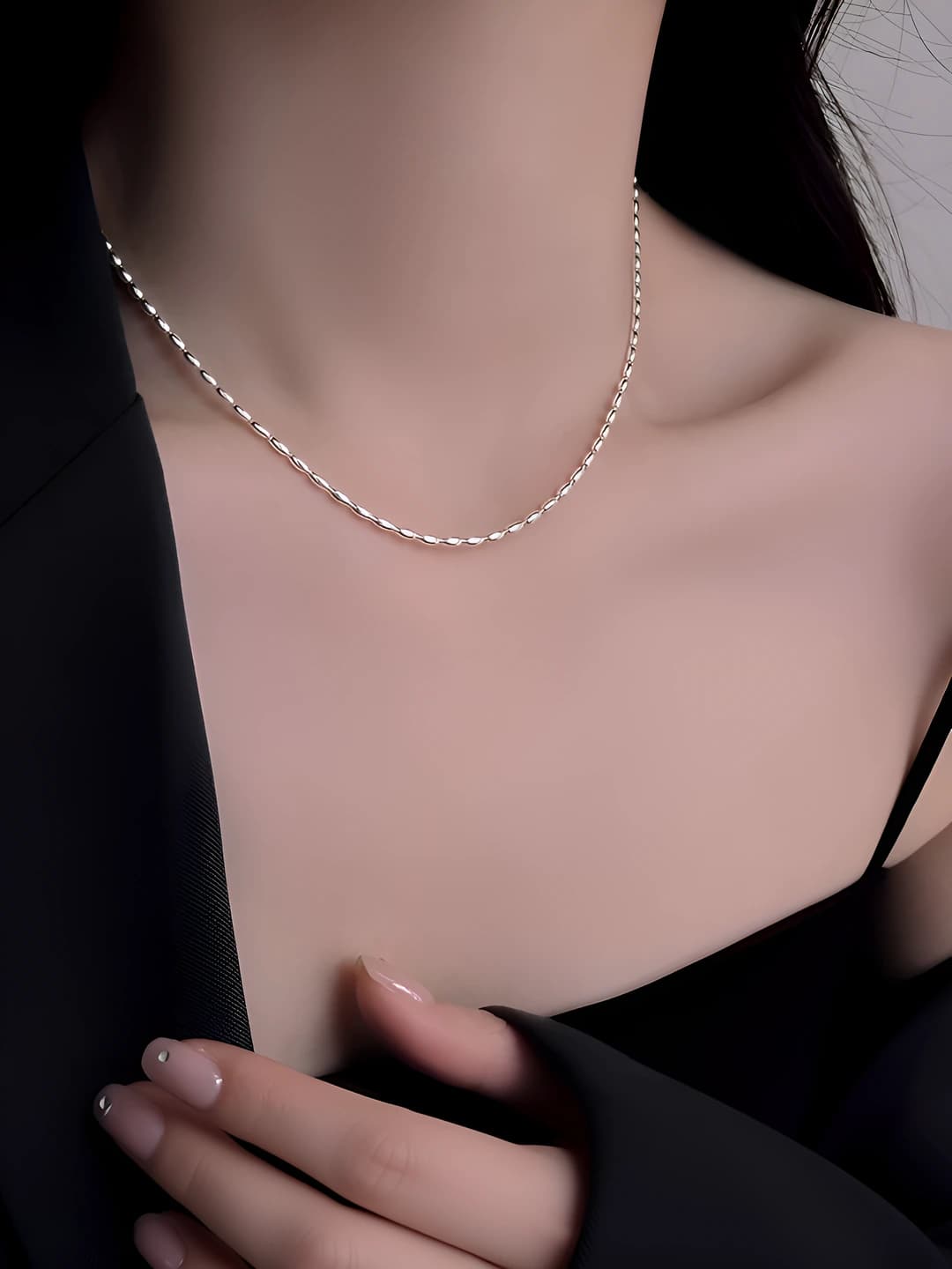 Ayollar uchun choker: oddiy, ko'p qatlamli kiyiladigan, olijanob zaytun donali, yozgi qisqa zanjir