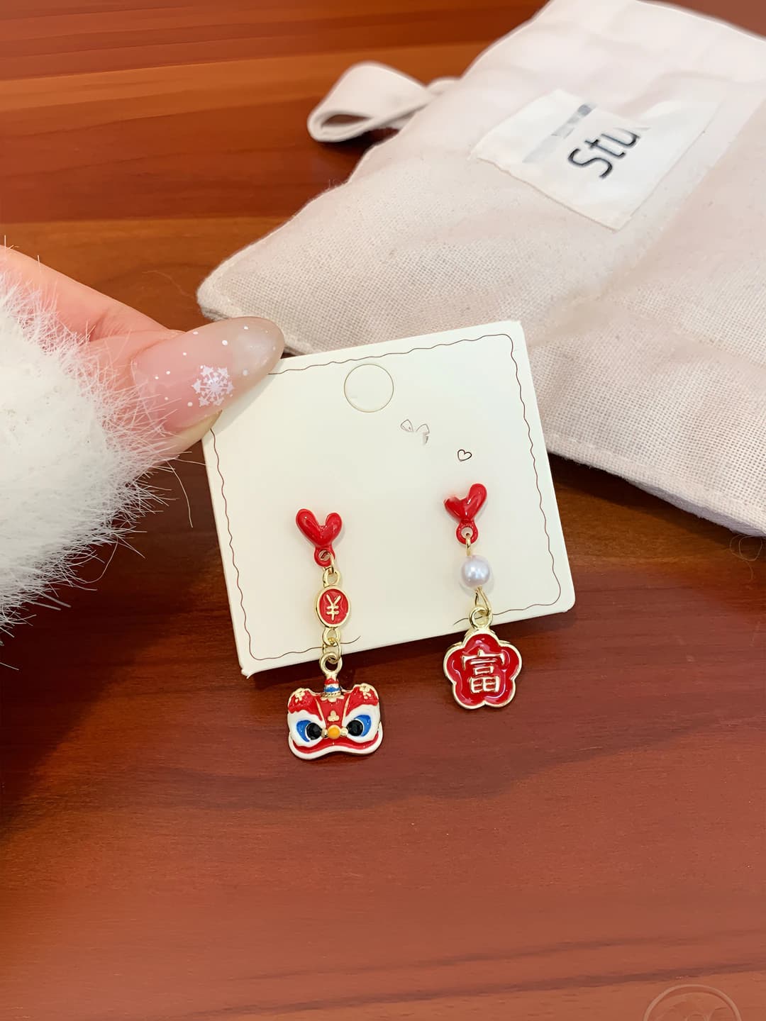 LIN6 Red lion wealth earrings