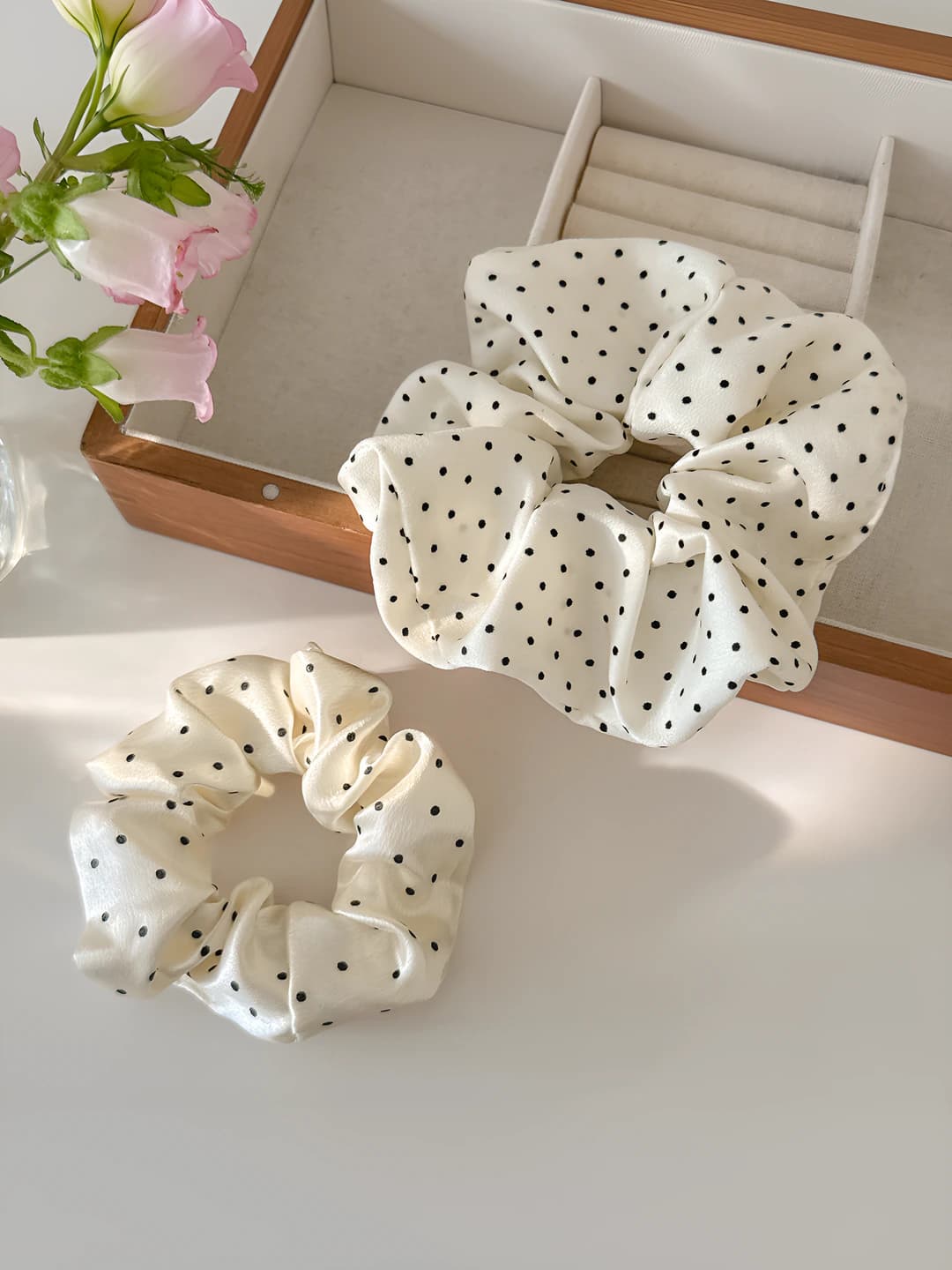 Ayollar uchun koreys uslubidagi oq saten to'qimdan elastik rezinkalar, polka dot naqshli, yuqori elastik