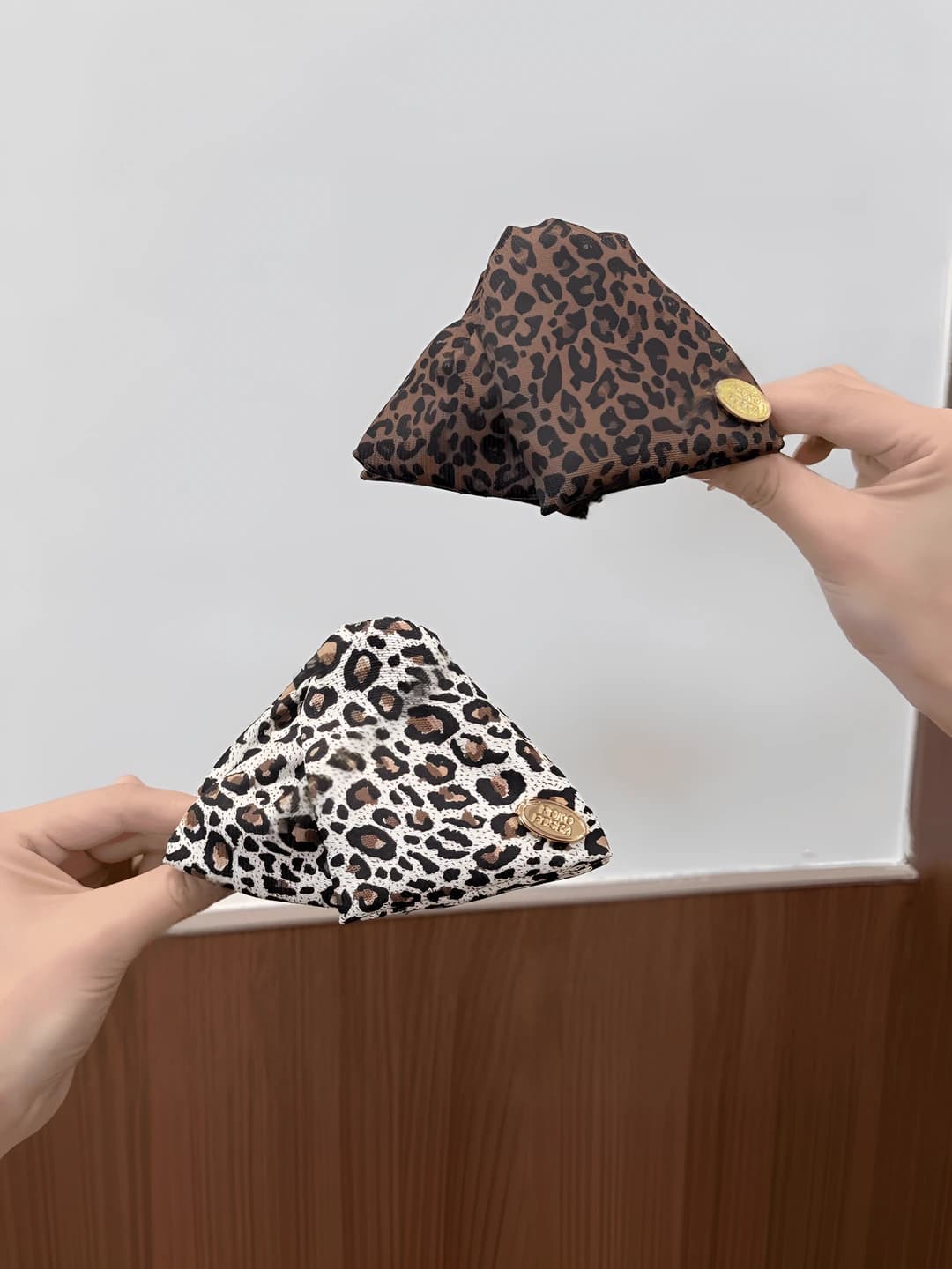 Ayollar uchun retro uslubdagi leopard printli uchburchak soch toʻgʻnagʻich