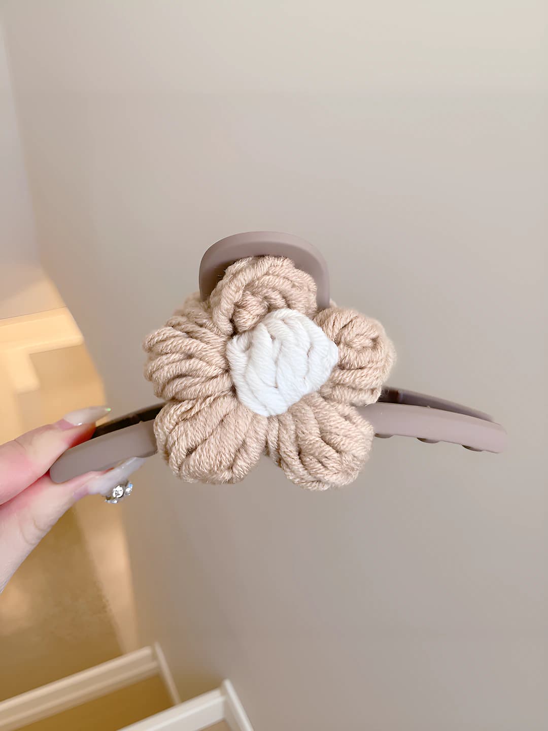 Beige floral claw clip 11 cm