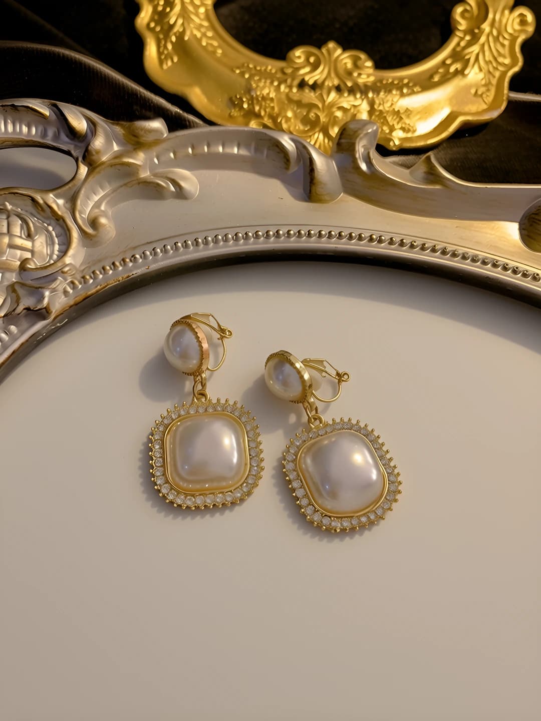 Gold-rimmed pearl with diamonds