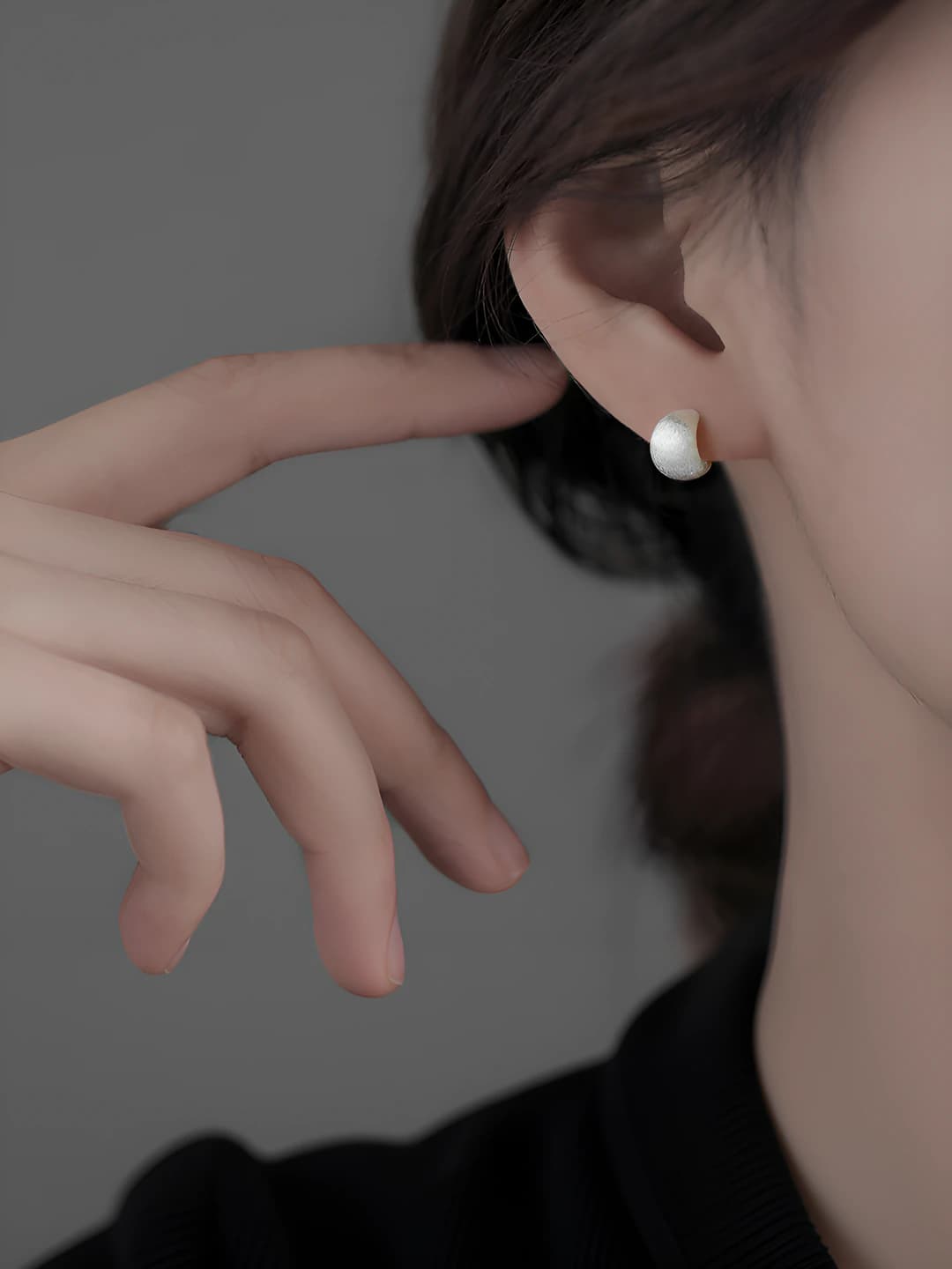 Women's geometric stud earrings with oval design, elegant style in ins fashion