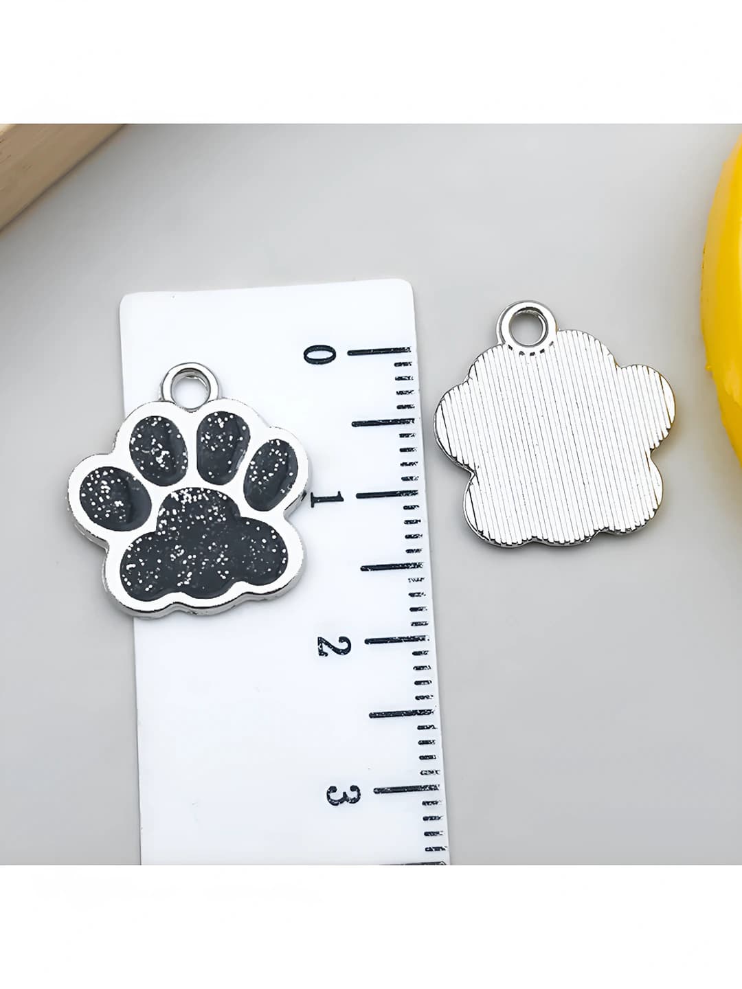 Белый K чёрный с золотом коготь медведя 17x16mm-1.1g