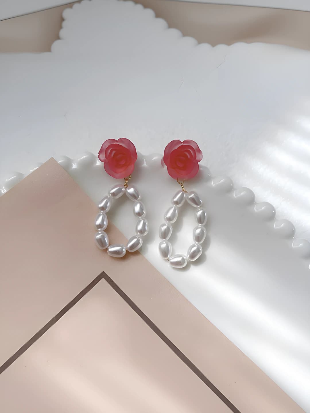 Women's pearl and flower-shaped earrings in a simple and modern style with silver posts