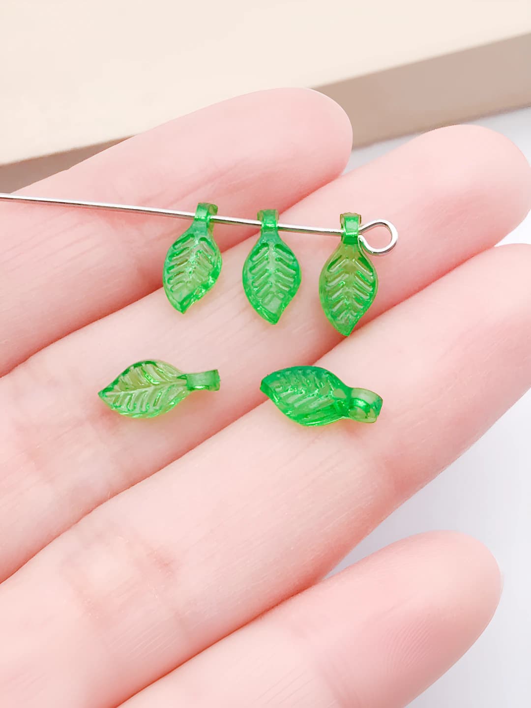 To'q yashil akril barg, 10x5mm, 0.06g