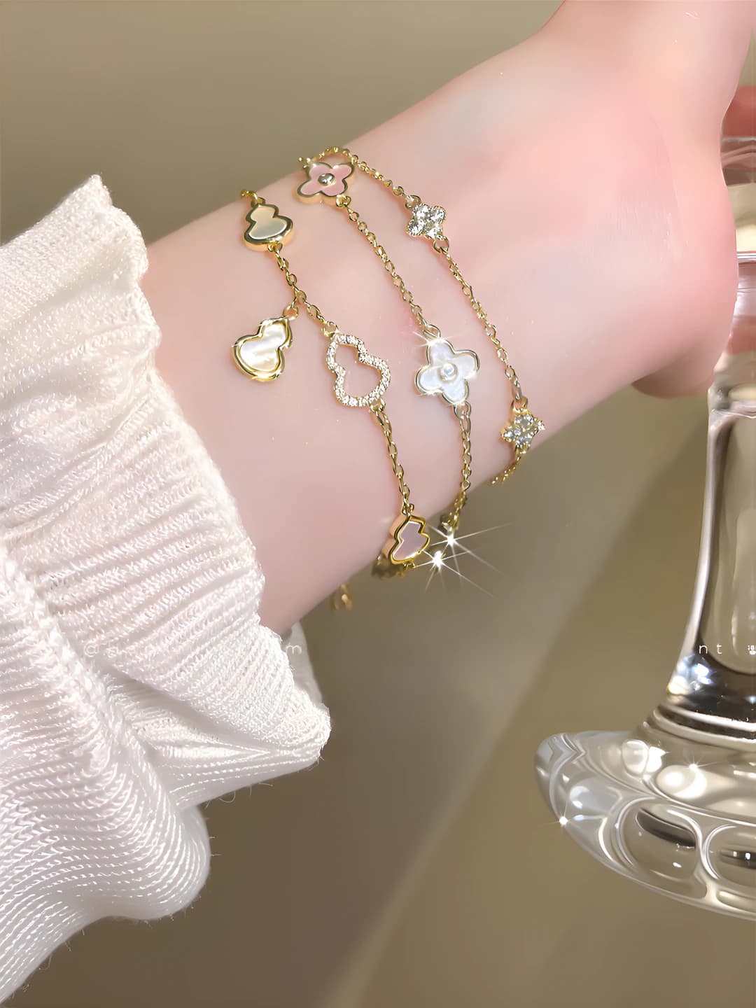 Женский браслет с цветочным кулоном и покрытием 18k