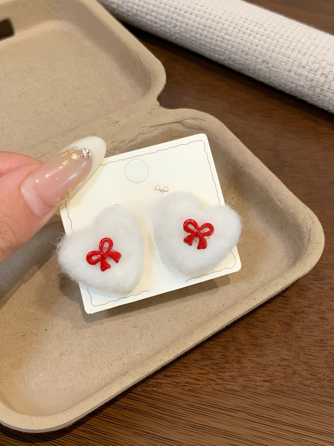 MRW15 White bow and heart
