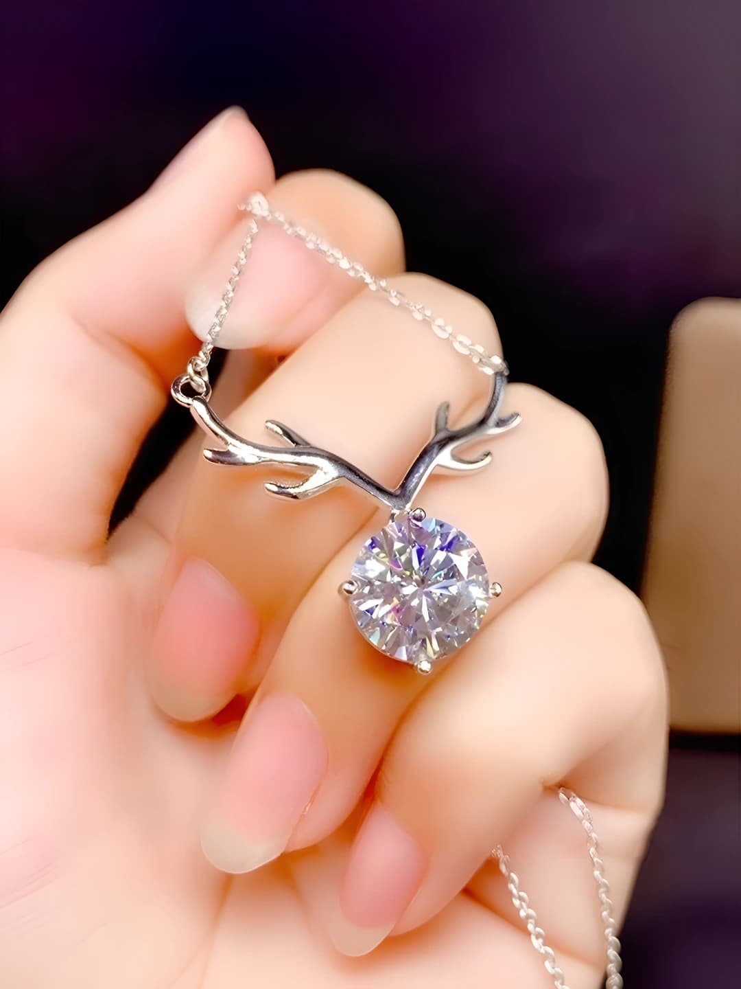 Ayollar uchun 2 karat mosanite o'ymali, sakkiz yurak sakkiz o'q dizayn elementi, g'isht rangli, qorovul shaklidagi kulon