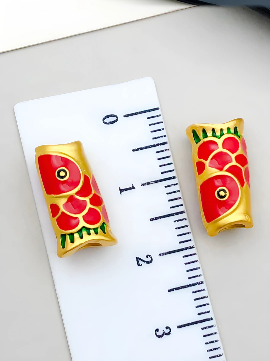 Qizil koi baliqi katta teshikli don 15x8mm