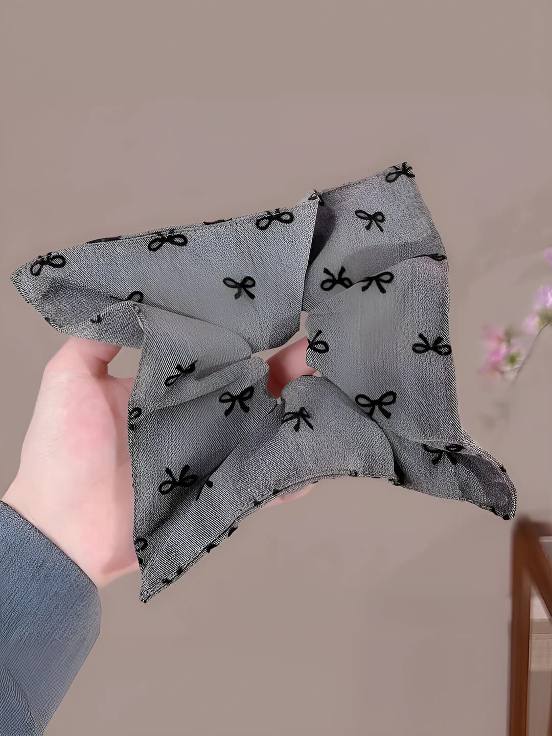 1# Grey bow square