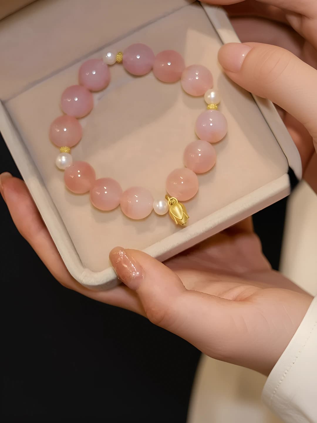 Women's handmade glass bracelet in sweet style
