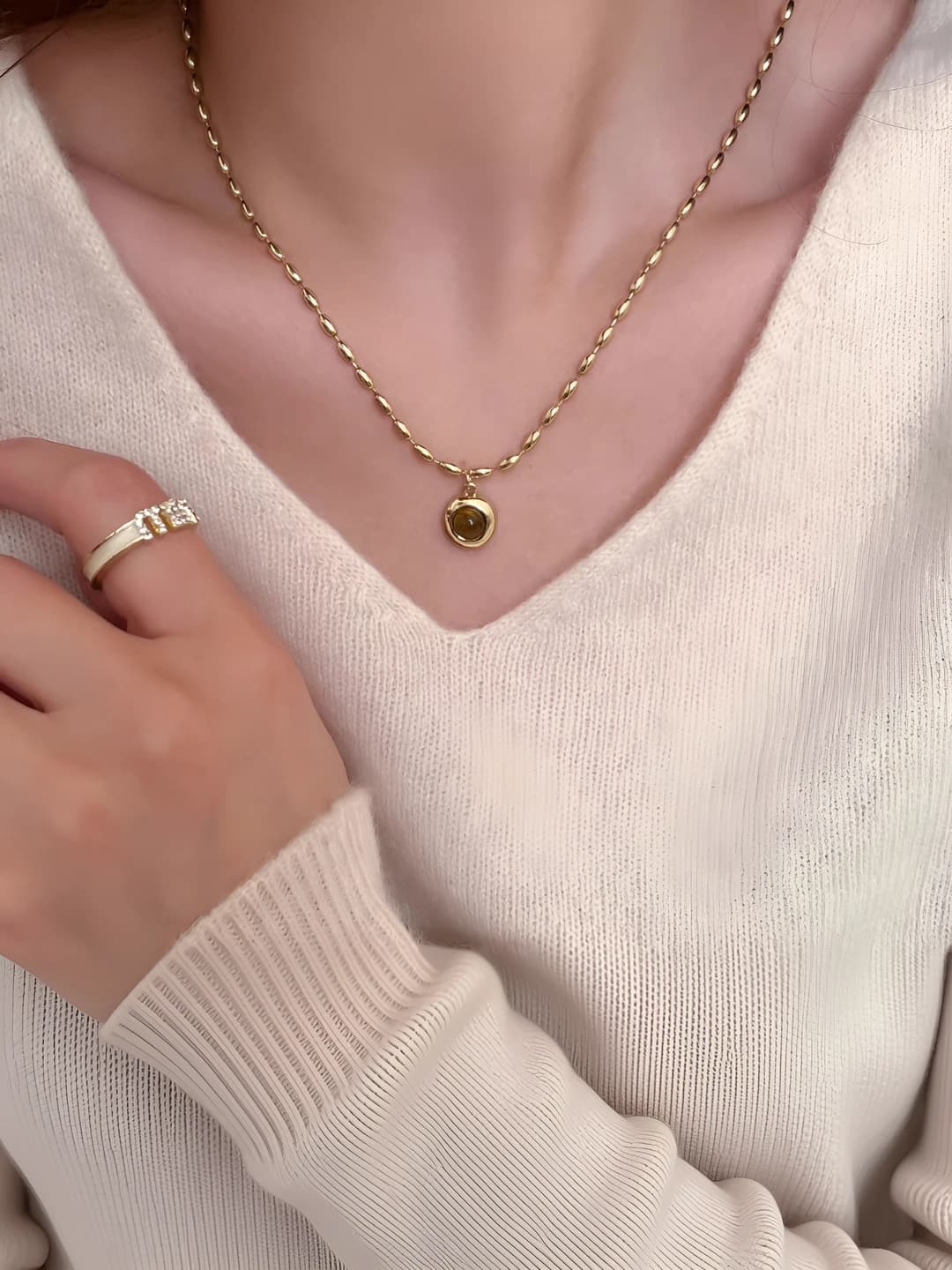 Women's retro pendant necklace with geometric stone