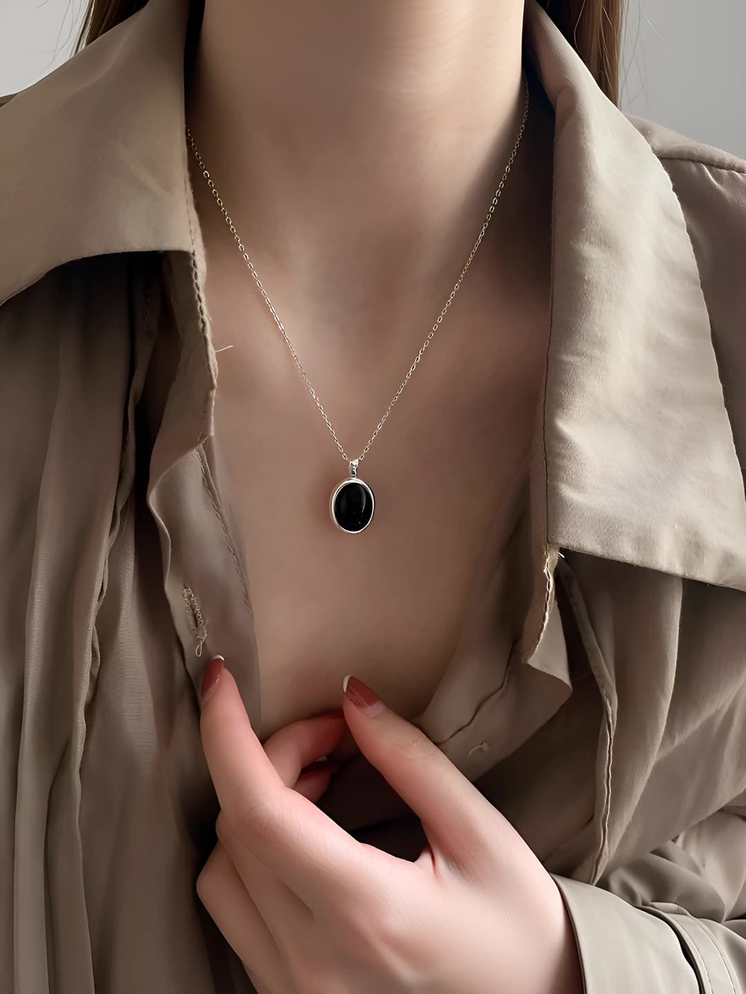 Women's pendant necklace in new Chinese style with black stone in oval shape, simple and classic design, light luxury, geometric element, clavicle chain