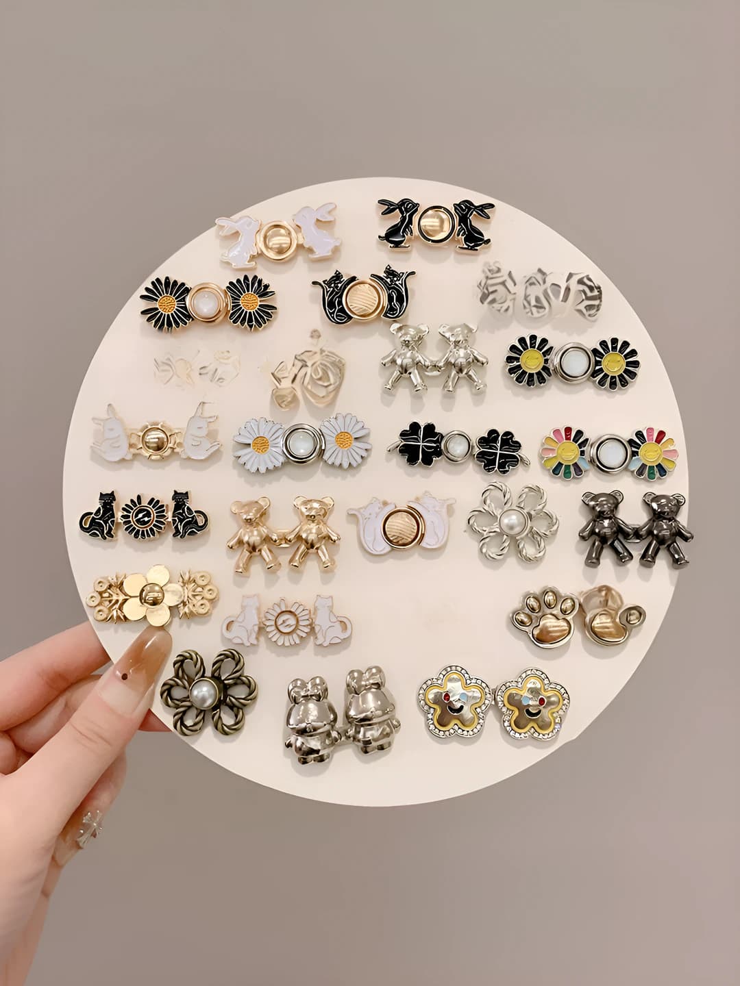 Women's brooch: size adjustment pin to reduce waist of trousers and skirt
