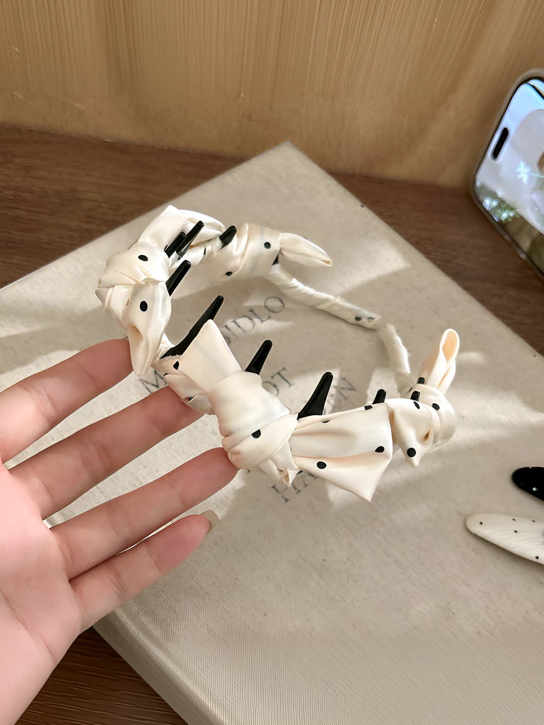 Белый с горошком