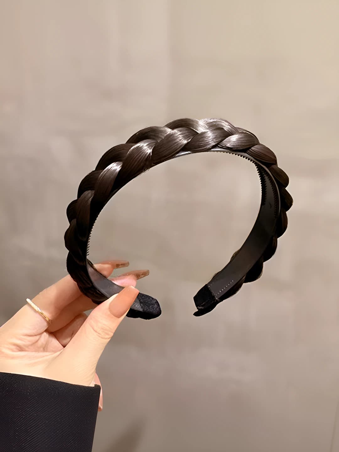 Qora-jigarrang spiral to'qima soch taqi