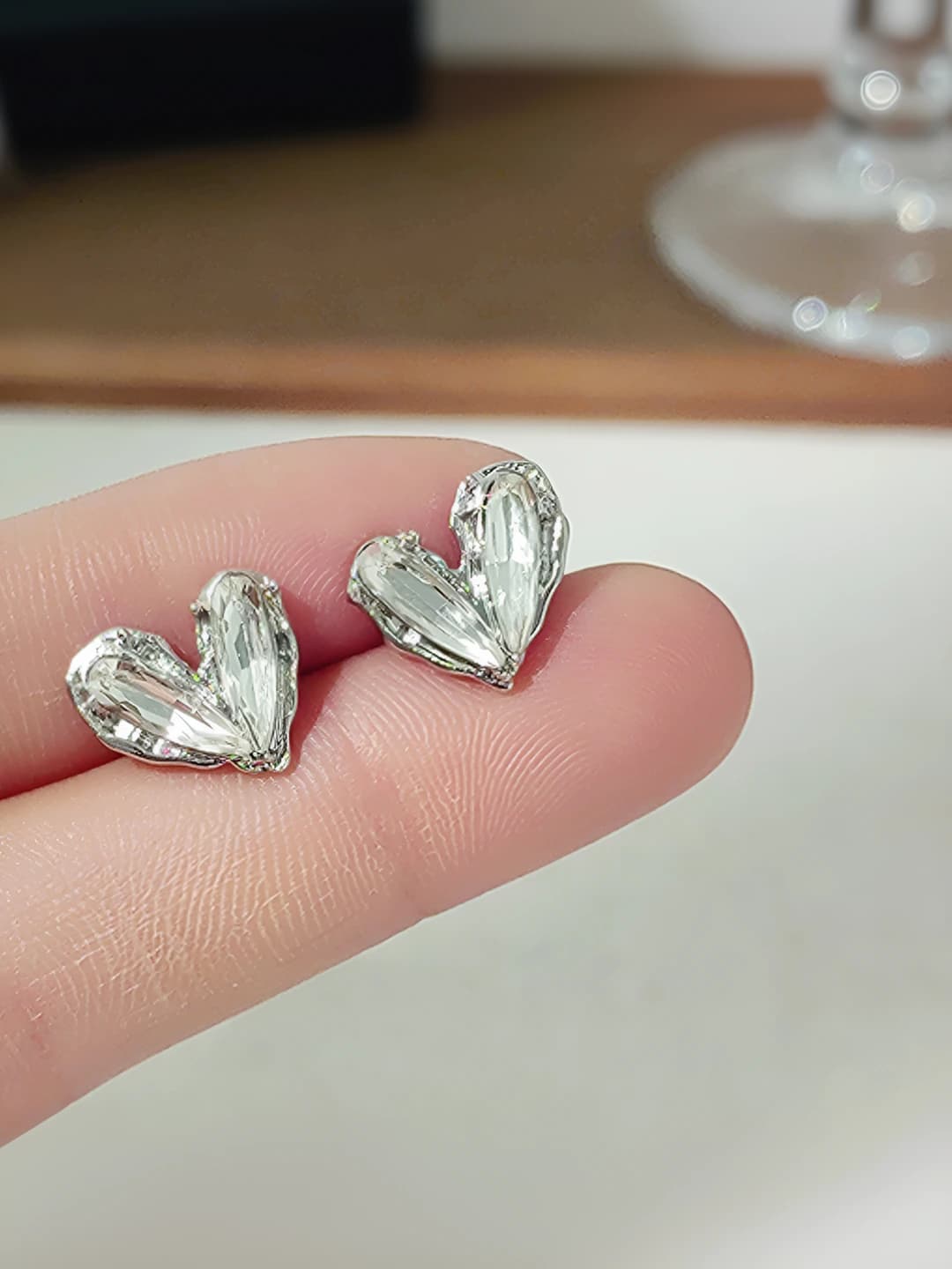 Women's retro heart-shaped zirconia stud earrings, light luxury, for work and leisure