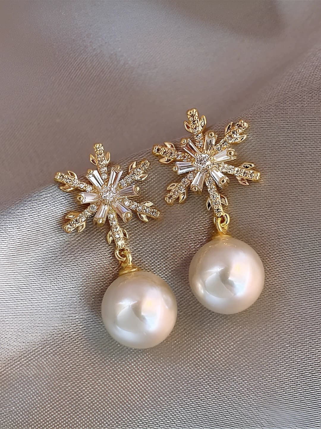 Gold snowflake diamond pearl