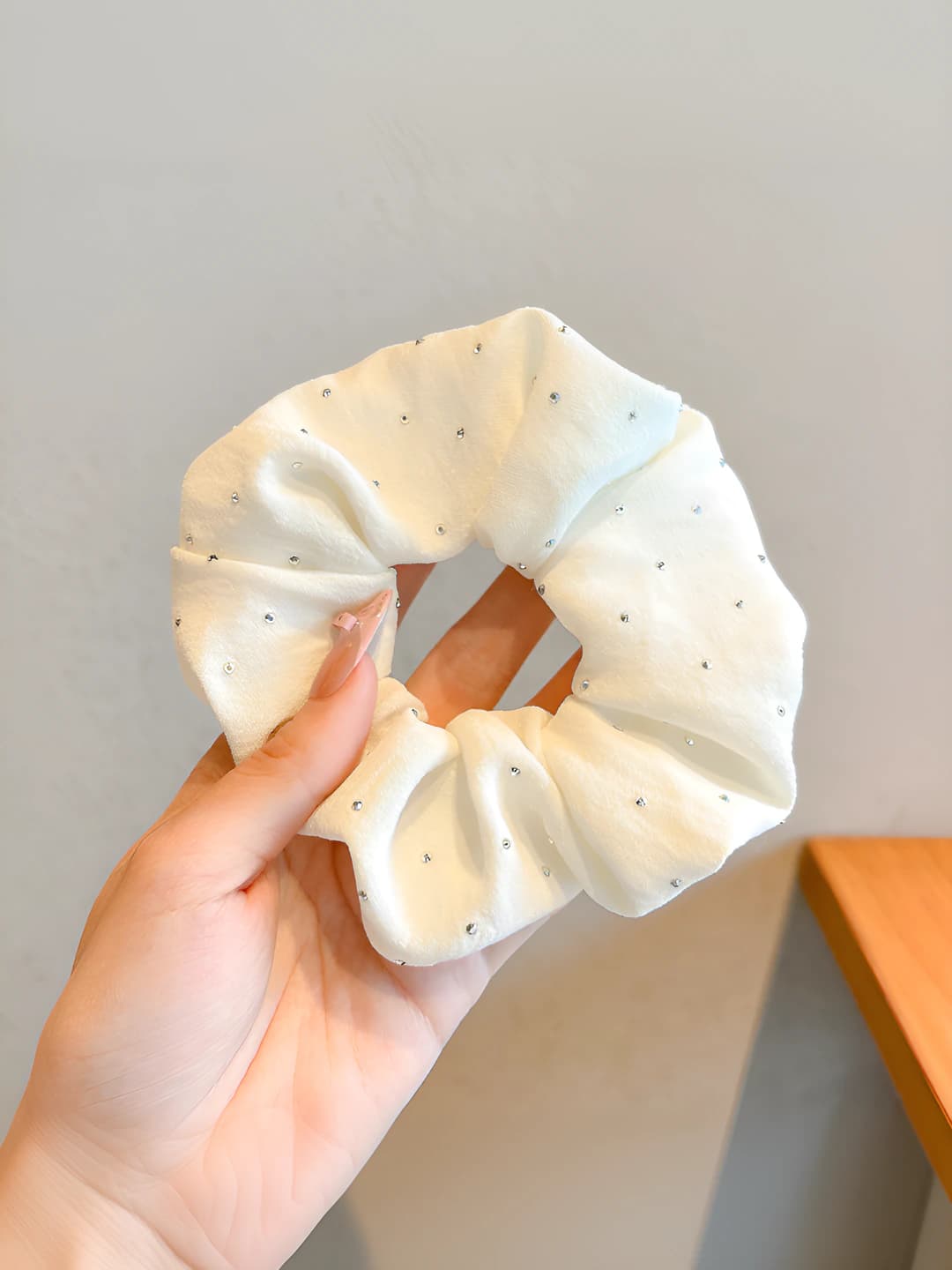 Молочный, стразы, 10 см
