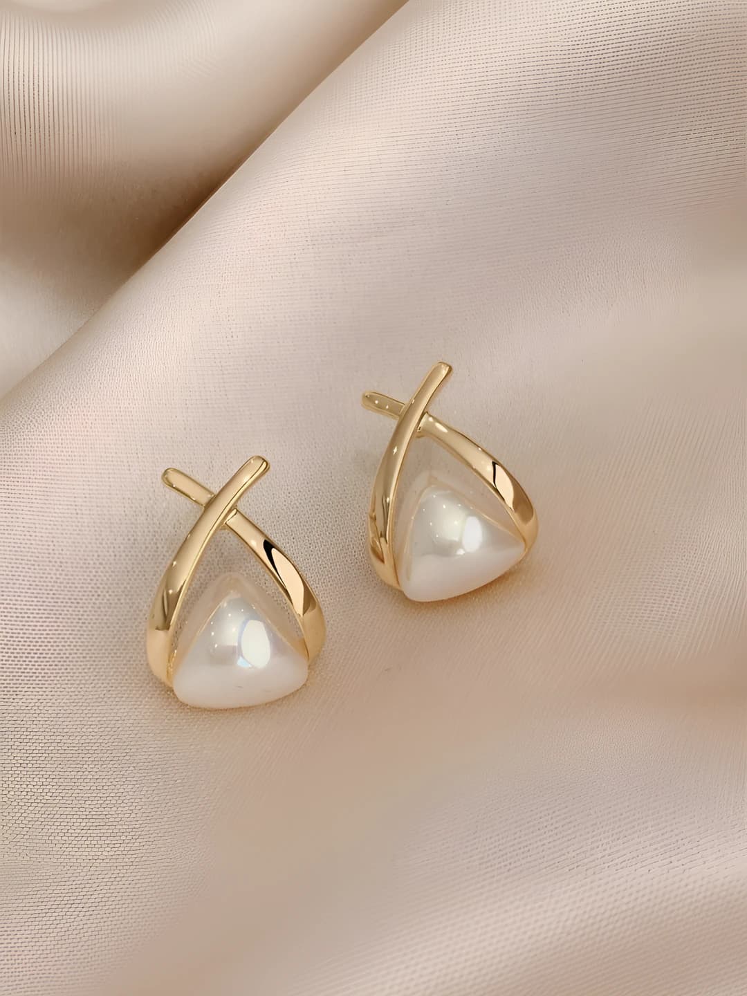 Crossed pearl studs