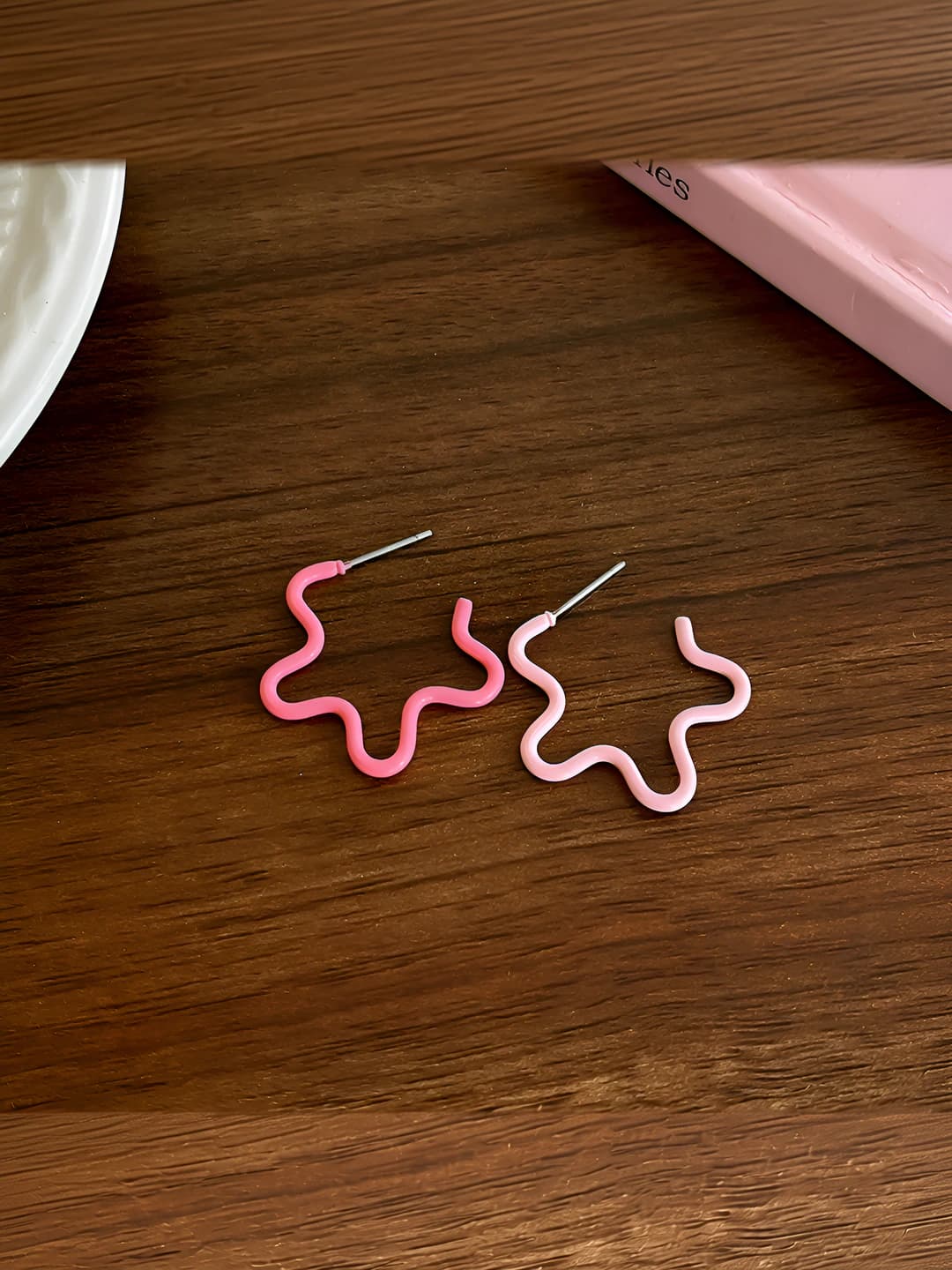 Pink colour-block flower stud earrings