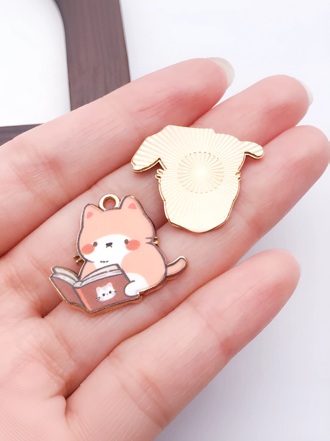 To'q sariq, o'tiq, kitob, print, murchak, 22x25x2mm, 1.85g